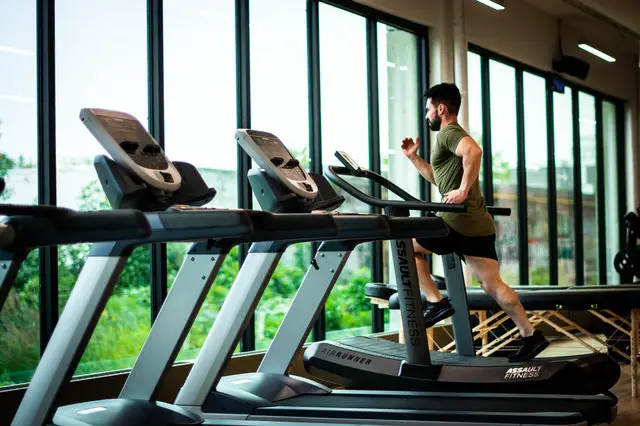 Practicing calisthenics circuit training on a treadmill